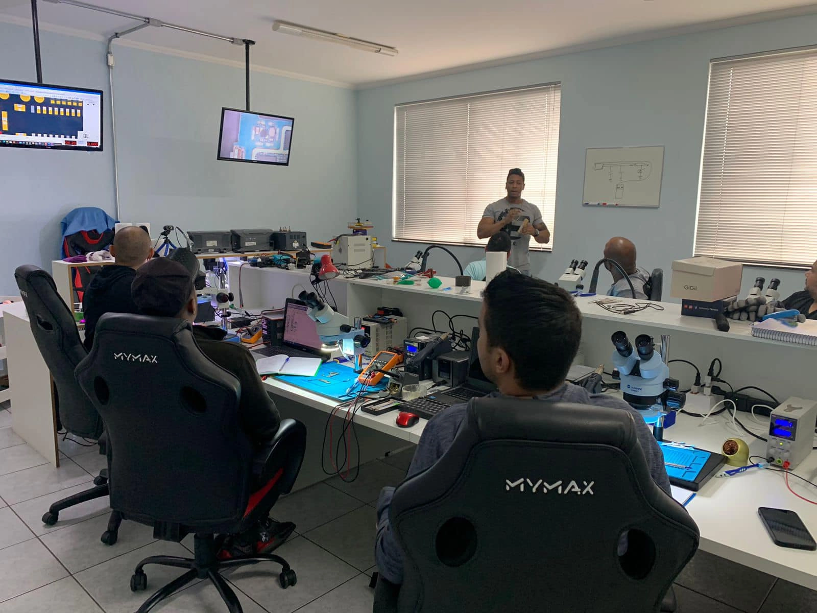 dando aula