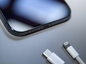 apple-yeni-ab-yasasina-uyacak-iphone-15-usb-c-sarj-girisine-sahip-olacak-EthS